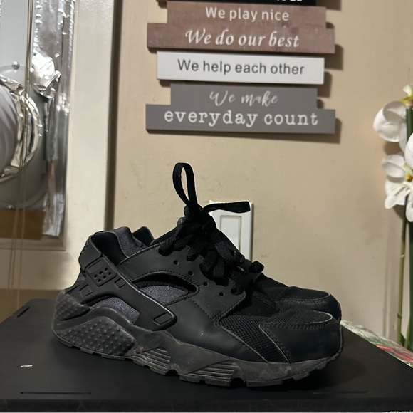 Nike Huaraches Triple Black Womens Running Shoes - Picture 1 of 5